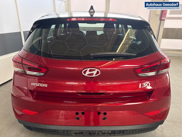 Hyundai / i30 / Rot / / / NAVI LED RFK PDC