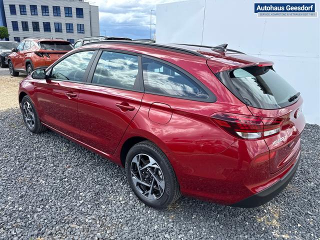 Hyundai / i30 / Rot / / / NAVI SHZ RFK PDC v+h 