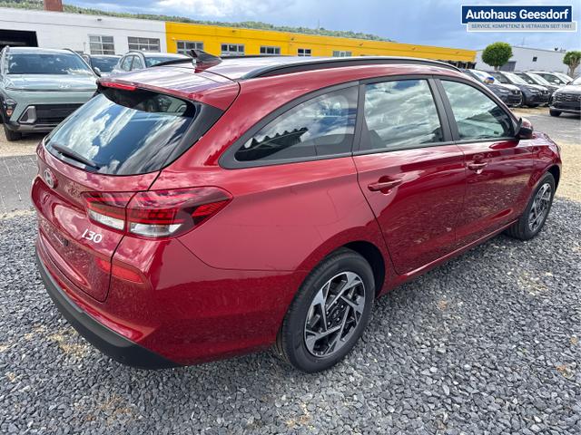 Hyundai / i30 / Rot / / / NAVI SHZ RFK PDC v+h 