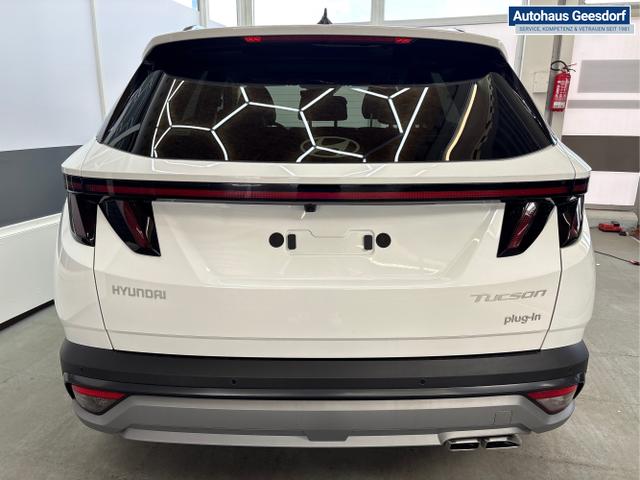 Hyundai / TUCSON / Weiß / / / PANO SHZ v+h 18 ALU