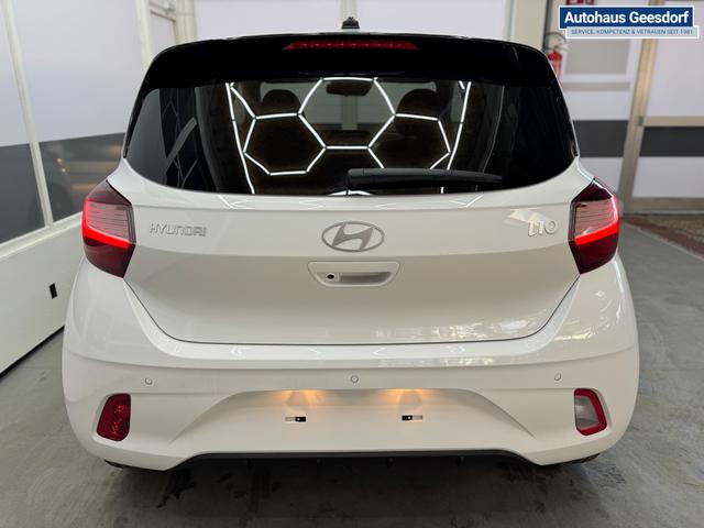 Hyundai i10 PREMIUM AUT SHZ KLIMAAUTOMATIK AMBIENTE ALU RFK PDC NAVI 