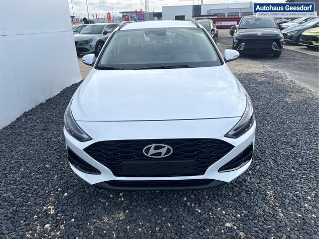 Hyundai / i30 / Wei&szlig; / / / NAVI SHZ RFK PDC v+h