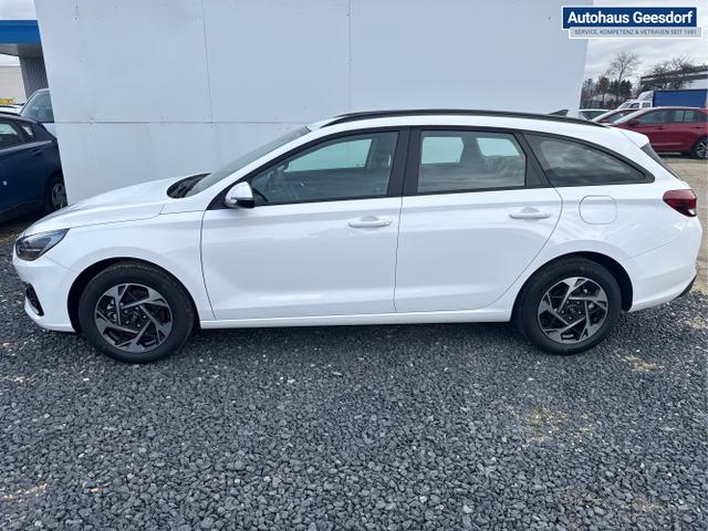 Hyundai / i30 / Wei&szlig; / / / NAVI SHZ RFK PDC v+h