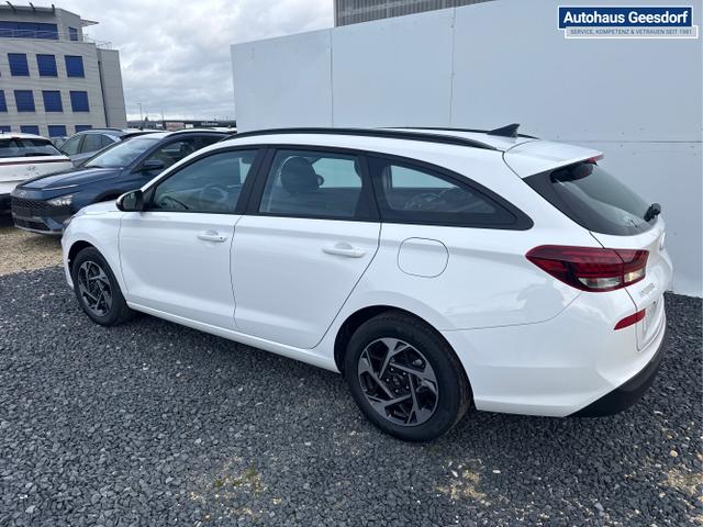 Hyundai / i30 / Wei&szlig; / / / NAVI SHZ RFK PDC v+h