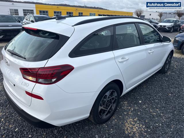Hyundai / i30 / Wei&szlig; / / / NAVI SHZ RFK PDC v+h