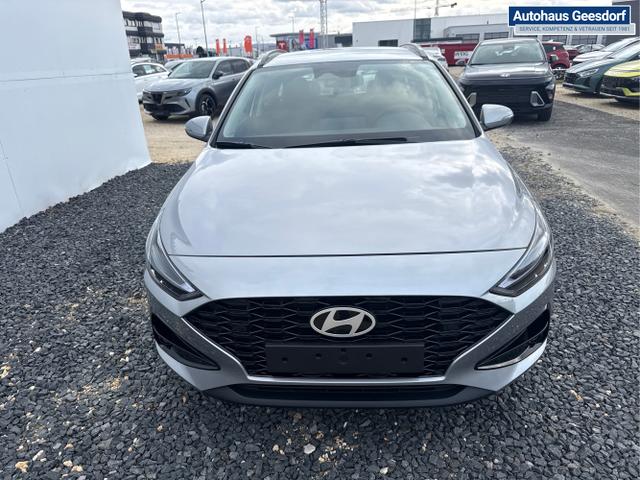 Hyundai / i30 / Silber / / / NAVI SHZ RFK PDC v+h