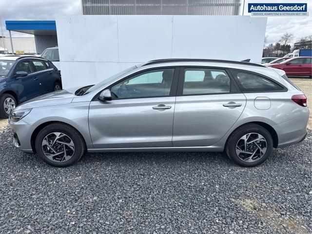 Hyundai / i30 / Silber / / / NAVI SHZ RFK PDC v+h