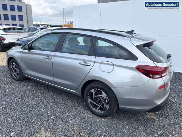 Hyundai / i30 / Silber / / / NAVI SHZ RFK PDC v+h