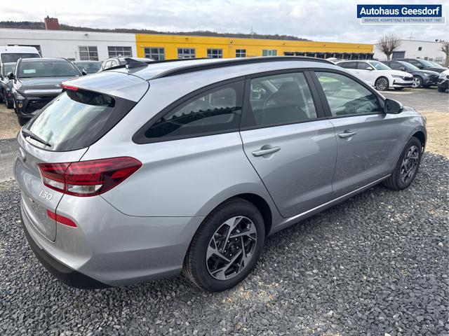 Hyundai / i30 / Silber / / / NAVI SHZ RFK PDC v+h