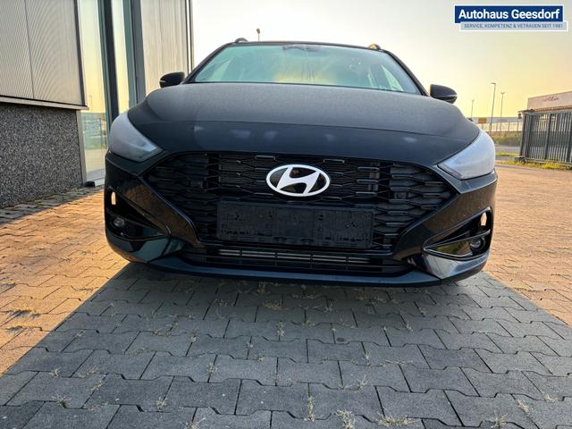 Hyundai i30 Kombi Family 1.0 T-GDI 100PS, 5 Jahre Garantie, NAVIGATIONSSYSTEM 10,25", 16" ALUFELGEN, SITZHEIZUNG, Bi-LED-Scheinwerfer, Parksensoren vorn/hinten, Rückfahrkamera, Klimaanlage, Tempomat, BEHEIZTES Lederlenkrad, Nebelscheinwerfer, ZV mit Fernbedienung, Alarmanlage 