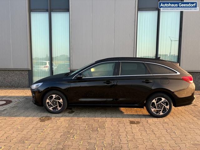Hyundai i30 Kombi Family 1.0 T-GDI 100PS, 5 Jahre Garantie, NAVIGATIONSSYSTEM 10,25", 16" ALUFELGEN, SITZHEIZUNG, Bi-LED-Scheinwerfer, Parksensoren vorn/hinten, Rückfahrkamera, Klimaanlage, Tempomat, BEHEIZTES Lederlenkrad, Nebelscheinwerfer, ZV mit Fernbedienung, Alarmanlage 