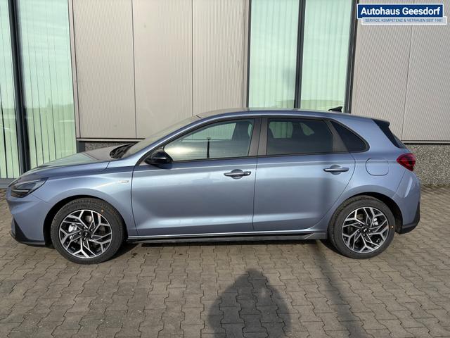 Hyundai i30 Style 1.5 T-GDI MHEV 140PS , 5 Jahre Garantie, 16" Alu, Winter-Paket, Abgedunkelte Scheiben, NAVIGATIONSSYSTEM 10,25", Bi-LED-Scheinwerfer, Parksensoren vorn/hinten, Rückfahrkamera, 2-Zonen-Climatronic, Tempomat, Lederlenkrad, Nebelscheinwerfer, Smart Key, 