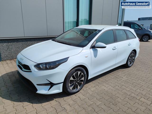 Kia Ceed Sportswagon Spin 1.5 T-GDI 140PS 7DCT AUTOMATIK, Weiß, 16" Alu, Klimaanlage, Winter-Paket, Navi 10,25", Parksensoren hinten, Rückfahrkamera, Tempomat, Dachreling, Lederlenkrad 