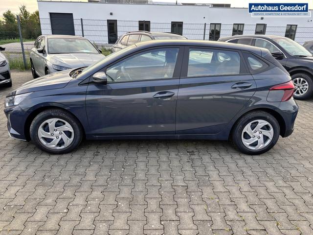 Hyundai i20 Comfort 1.2i 79PS, AURORA-GRAU METALLIC, 5 Jahre Garantie, NAVIGATION 10,25", Klima, Parksensoren hinten, Rückfahrkamera, Alarm, Lederlenkrad, Tempomat, Armlehne vorne, Reserverad, 4x elektr. Fensterheber, Fernlicht-Assistent 