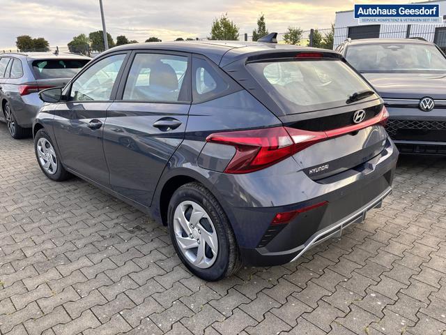 Hyundai i20 Comfort 1.2i 79PS, AURORA-GRAU METALLIC, 5 Jahre Garantie, NAVIGATION 10,25", Klima, Parksensoren hinten, Rückfahrkamera, Alarm, Lederlenkrad, Tempomat, Armlehne vorne, Reserverad, 4x elektr. Fensterheber, Fernlicht-Assistent 