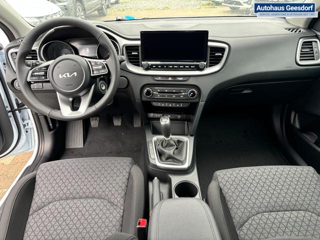 Kia Ceed Sportswagon Spin 1.5 T-GDI 140PS 7DCT (AUTOMATIKGETRIEBE), Lunar-Silver-Metallic, 16" Alufelgen, Klimaanlage, Winter-Paket, Navigationssystem 10,25", Parksensoren hinten, Rückfahrkamera, Tempomat, Dachreling, Beheiztes Lederlenkrad, ZV mit Fernbedienung, Reserve-Notrad 