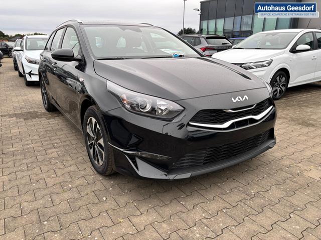 Kia Ceed Sportswagon Spin 1.5 T-GDI 140PS 6-Gang, Schwarz-Metallic, 16" Alufelgen, Klimaanlage, Winter-Paket, Navigationssystem 10,25", Parksensoren hinten, Rückfahrkamera, Tempomat, Dachreling, Beheiztes Lederlenkrad, ZV mit Fernbedienung, Reserve-Notrad 
