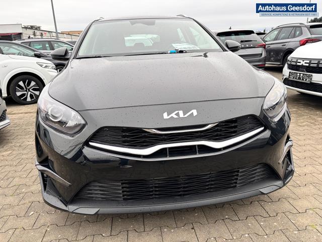 Kia Ceed Sportswagon Spin 1.5 T-GDI 140PS 6-Gang, Schwarz-Metallic, 16" Alufelgen, Klimaanlage, Winter-Paket, Navigationssystem 10,25", Parksensoren hinten, Rückfahrkamera, Tempomat, Dachreling, Beheiztes Lederlenkrad, ZV mit Fernbedienung, Reserve-Notrad 