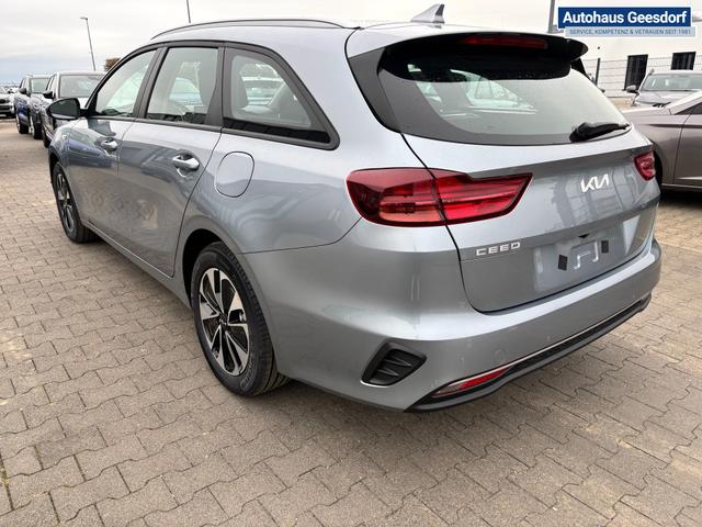 Kia Ceed Sportswagon Spin 1.5 T-GDI 140PS 7DCT (AUTOMATIKGETRIEBE), Lunar-Silver-Metallic, 16" Alufelgen, Klimaanlage, Winter-Paket, Navigationssystem 10,25", Parksensoren hinten, Rückfahrkamera, Tempomat, Dachreling, Beheiztes Lederlenkrad, ZV mit Fernbedienung, Reserve-Notrad 