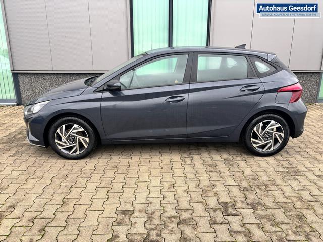 Hyundai i20 Comfort 1.2i 79PS, AURORA-GRAU METALLIC, 16" ALUFELGEN, 5 Jahre Garantie, NAVIGATION 10,25", Klima, Parksensoren hinten, Rückfahrkamera, Alarm, Lederlenkrad, Tempomat, Armlehne vorne, Reserverad, 4x elektr. Fensterheber, Fernlicht-Assistent 
