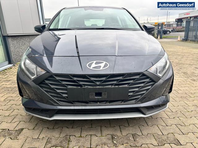 Hyundai i20 Comfort 1.2i 79PS, AURORA-GRAU METALLIC, 16" ALUFELGEN, 5 Jahre Garantie, NAVIGATION 10,25", Klima, Parksensoren hinten, Rückfahrkamera, Alarm, Lederlenkrad, Tempomat, Armlehne vorne, Reserverad, 4x elektr. Fensterheber, Fernlicht-Assistent 