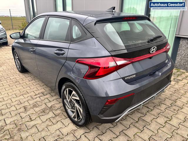 Hyundai i20 Comfort 1.2i 79PS, AURORA-GRAU METALLIC, 16" ALUFELGEN, 5 Jahre Garantie, NAVIGATION 10,25", Klima, Parksensoren hinten, Rückfahrkamera, Alarm, Lederlenkrad, Tempomat, Armlehne vorne, Reserverad, 4x elektr. Fensterheber, Fernlicht-Assistent 