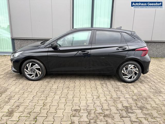 Hyundai i20 Family 1.2i 79PS, SCHWARZ-METALLIC, 16" ALUFELGEN, 5 Jahre Garantie, WINTER-PAKET, KLIMAAUTOMATIK, Abgedunkelte Scheiben, NAVIGATION 10,25", Parksensoren hinten, Rückfahrkamera, Alarm, Lederlenkrad, Tempomat, Armlehne vorne, Reserverad 
