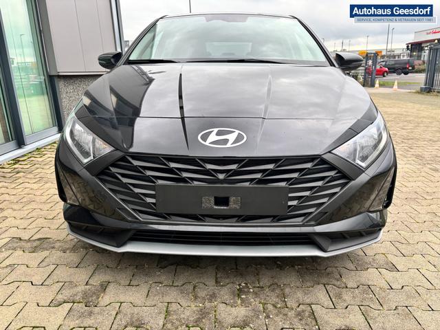 Hyundai i20 Family 1.2i 79PS, SCHWARZ-METALLIC, 16" ALUFELGEN, 5 Jahre Garantie, WINTER-PAKET, KLIMAAUTOMATIK, Abgedunkelte Scheiben, NAVIGATION 10,25", Parksensoren hinten, Rückfahrkamera, Alarm, Lederlenkrad, Tempomat, Armlehne vorne, Reserverad 