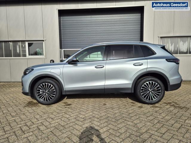 Volkswagen Tiguan Life 1,5 l eHybrid OPF 204PS DSG Design Paket "Dark" LED-Plus-Scheinw. elektr. Heckklappe Sitzheizung v+h Lenkradheizung Frontscheibe beheizb. R&uuml;ckf.Kamera Klimaautomatik VW-Radio Bluetooth wireless Apple CarPlay + Android Auto PDC ACC 2xKeyl 