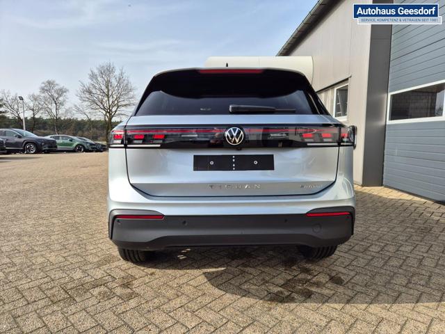 Volkswagen Tiguan Life 1,5 l eHybrid OPF 204PS DSG Design Paket "Dark" LED-Plus-Scheinw. elektr. Heckklappe Sitzheizung v+h Lenkradheizung Frontscheibe beheizb. R&uuml;ckf.Kamera Klimaautomatik VW-Radio Bluetooth wireless Apple CarPlay + Android Auto PDC ACC 2xKeyl 