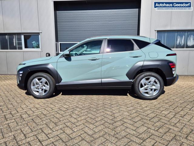 Hyundai KONA Trend 1.6 T-GDI 150PS Automatik MY2026 Voll-LED-Projektionsscheinw. mit LED-Lichtband Sitzheizung v+h Lenkradheizung ACC Klimaautomatik Navi Touchscreen DAB+ Apple CarPlay + Android Auto PDC R&uuml;ckf.Kamera 2xKeyless 17-LM 