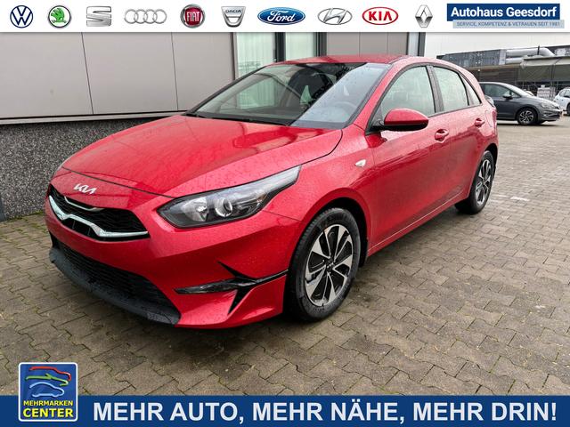 Lagerfahrzeug Kia Ceed - "Spin" 1.5 T-GDI 140PS AUTOMATIK, Rot-Metallic, NAVI 10,25", Klima, Winter-Paket, Parksensoren hinten, Rückfahrkamera, 16" Alu, Tempomat, Nebelscheinwerfer, Lederlenkrad