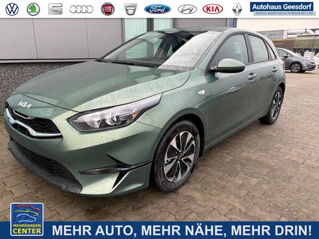 Lagerfahrzeug Kia Ceed - "Spin" 1.5 T-GDI 140PS AUTOMATIK, Experience-Grün-Metallic, NAVI 10,25", Klima, Winter-Paket, Parksensoren hinten, Rückfahrkamera, 16" Alu, Tempomat, Nebelscheinwerfer, Lederlenkrad