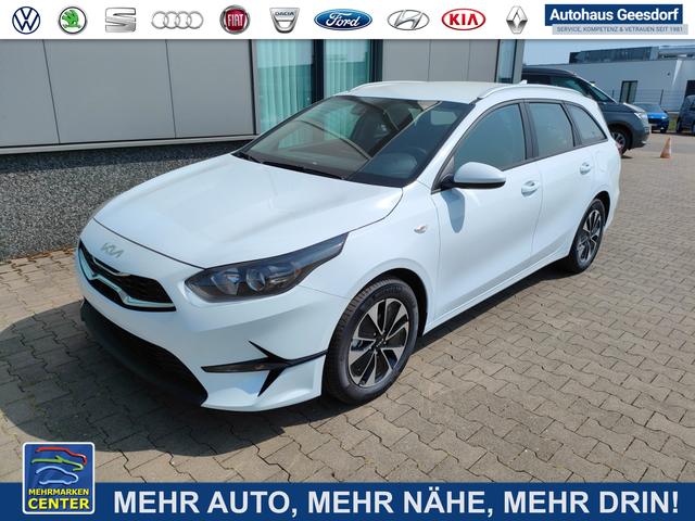 Lagerfahrzeug Kia Ceed Sportswagon - Spin 1.5 T-GDI 140PS 7DCT AUTOMATIK, Weiß, 16" Alu, Klimaanlage, Winter-Paket, Navi 10,25", Parksensoren hinten, Rückfahrkamera, Tempomat, Dachreling, Lederlenkrad