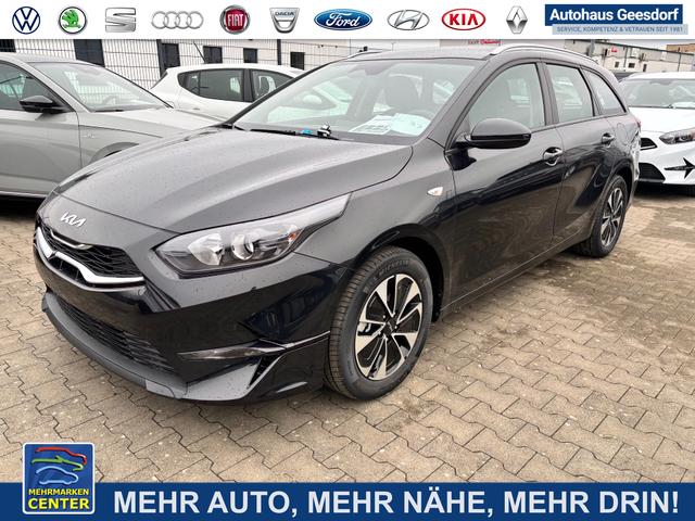 Lagerfahrzeug Kia Ceed Sportswagon - Spin 1.5 T-GDI 140PS 6-Gang, Schwarz-Metallic, 16" Alufelgen, Klimaanlage, Winter-Paket, Navigationssystem 10,25", Parksensoren hinten, Rückfahrkamera, Tempomat, Dachreling, Beheiztes Lederlenkrad, ZV mit Fernbedienung, Reserve-Notrad