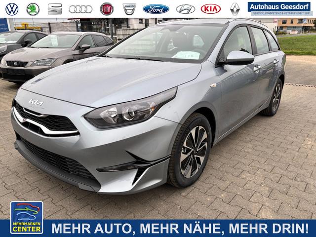 Lagerfahrzeug Kia Ceed Sportswagon - Spin 1.5 T-GDI 140PS 7DCT (AUTOMATIKGETRIEBE), Lunar-Silver-Metallic, 16" Alufelgen, Klimaanlage, Winter-Paket, Navigationssystem 10,25", Parksensoren hinten, Rückfahrkamera, Tempomat, Dachreling, Beheiztes Lederlenkrad, ZV mit Fernbedienung, Reserve-Notrad