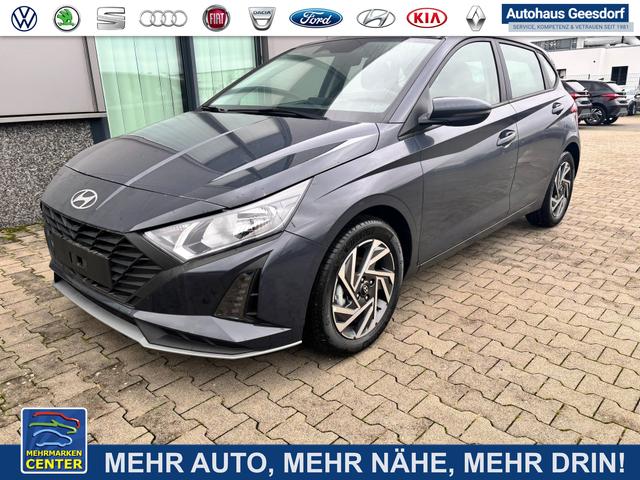 Lagerfahrzeug Hyundai i20 - Comfort 1.2i 79PS, AURORA-GRAU METALLIC, 16" ALUFELGEN, 5 Jahre Garantie, NAVIGATION 10,25", Klima, Parksensoren hinten, Rückfahrkamera, Alarm, Lederlenkrad, Tempomat, Armlehne vorne, Reserverad, 4x elektr. Fensterheber, Fernlicht-Assistent