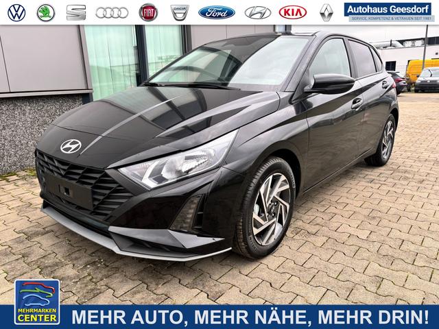 Lagerfahrzeug Hyundai i20 - Family 1.2i 79PS, SCHWARZ-METALLIC, 16" ALUFELGEN, 5 Jahre Garantie, WINTER-PAKET, KLIMAAUTOMATIK, Abgedunkelte Scheiben, NAVIGATION 10,25", Parksensoren hinten, Rückfahrkamera, Alarm, Lederlenkrad, Tempomat, Armlehne vorne, Reserverad