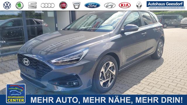 Gebrauchtfahrzeug Hyundai i30 - Familiy HB Family Navi LED Shzg Lhzg PDC Cam 16Zoll 