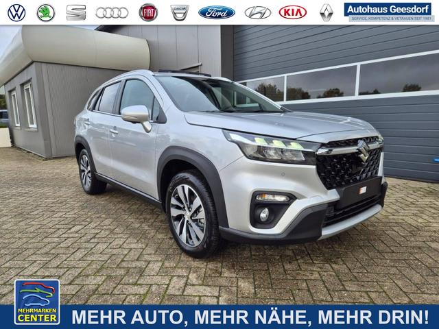 Lagerfahrzeug Suzuki S-Cross - Comfort  129PS Automatik MHEV 4x4 ALLGRIP 1.4 Boosterjet Pano-Dach Teilleder Navi Klimaautomatik Sitzheizung ACC PDC v h 4x Kamera Suzuki-Radio Apple CarPlay Android Auto Touchscreen 2xKeyless 17-LM