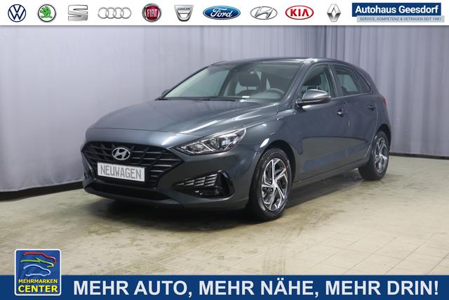 Lagerfahrzeug Hyundai i30 - Comfort 1.0 T-GDi 7DCT FL, DCT Automatikgetriebe, Klimaanlage, Sitzheizung, Lederlenkrad, Radio DAB, Freisprecheinrichtung, Lichtsensor, Tempomat, Einparkhilfe hinten, Nebelscheinwerfer, 16 Zoll Leichtmetallfelgen, uvm.