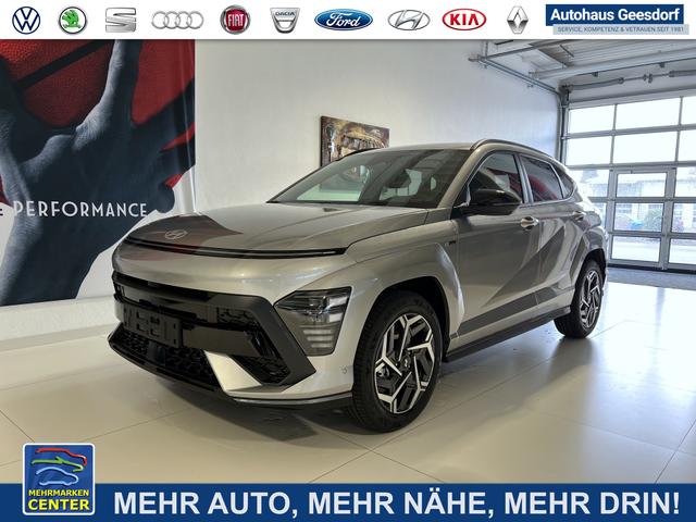 Lagerfahrzeug Hyundai KONA - N Line 1.0 T-GDI 2WD 88 kW (120 PS) Lenkradheizung, Sitzheizung, 2-Zonen-Klimaautomatik, 360° Übersichtskamera, Geschwindigkeitslimitassitent, Navigationssystem, DAB, Apple CarPlay, Android Auto, 18 Zoll Leichtmetallfelgen, uvm.