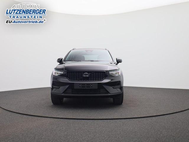 Volvo XC40 2.0 Black Edition Plus B4 Mild-Hybrid 197PS Automatik elektr. PanoDach R&uuml;ckf.Kamera PDC v+h ACC el.Heckklappe Harman/Kardon-Sound Klimaautomatik Sitzheizung Lenkradheizung Apple CarPlay Android Auto 20-LM 