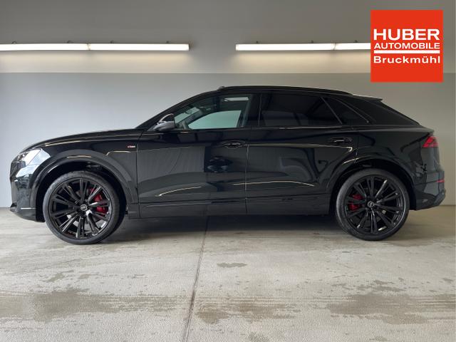 Audi / Q8 / Schwarz / / / S line STHZ+Pano+AHK+HUD
