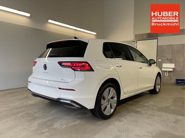 Volkswagen / Golf / Wei&szlig; / / / 1.5 eHybrid 150kW/204PS DSG IQ.Light+Navi+Travel Assist+HUD+Winterpaket