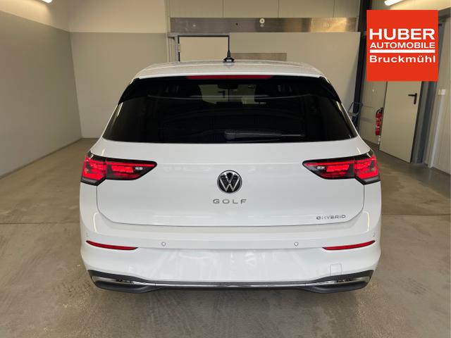 Volkswagen / Golf / Wei&szlig; / / / 1.5 eHybrid 150kW/204PS DSG IQ.Light+Navi+Travel Assist+HUD+Winterpaket