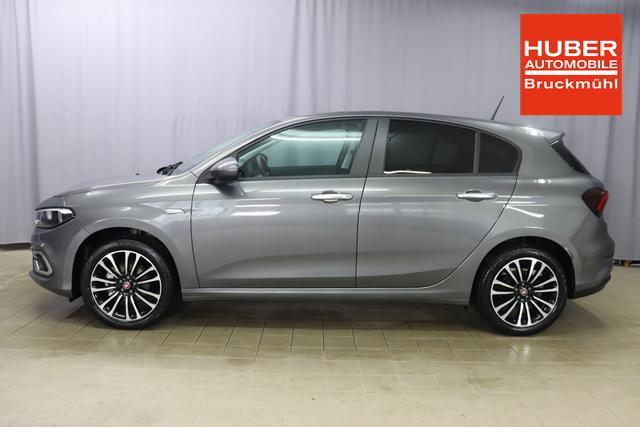 Tipo 5-Türer MY22 TIPO 5-Türer City Life 1.0 74kW (100PS)695 - Colosseo Grau 645 - Stoff Schwarz "316 Rückfahrkamera mit dynamischen Führungslinien 3A4 Sicherheits-Plus-Paket 3A5 Convenience Plus-Paket 3B4 Style-Paket 452 Sitzheizung vorn 5DR Colosseo Grau ja laut RE 21.10 fb 7QC Uconnect™ NAV Navigationssystem und digitalem Audioempfang DAB+"