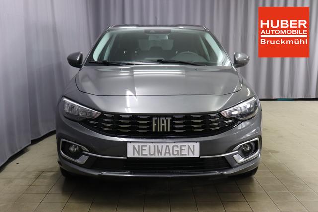 Tipo 5-Türer MY22 TIPO 5-Türer City Life 1.0 74kW (100PS)695 - Colosseo Grau 645 - Stoff Schwarz "316 Rückfahrkamera mit dynamischen Führungslinien 3A4 Sicherheits-Plus-Paket 3A5 Convenience Plus-Paket 3B4 Style-Paket 452 Sitzheizung vorn 5DR Colosseo Grau ja laut RE 21.10 fb 7QC Uconnect™ NAV Navigationssystem und digitalem Audioempfang DAB+"