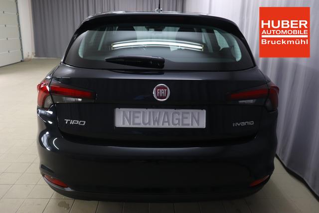 Tipo 5-Türer MY22 TIPO 5-Türer City Life Hybrid 1.5 GSE 96kW (130PS) DCT718 - Cinema Schwarz 645 - Stoff Schwarz "316 Rückfahrkamera mit dynamischen Führungslinien 452 Sitzheizung vorn 5CD Cinema Schwarz 7QC Uconnect™ NAV Navigationssystem und digitalem Audioempfang DAB+"