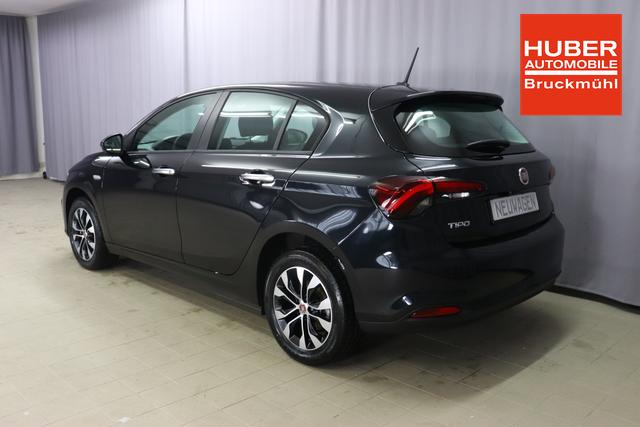 Tipo 5-Türer MY22 TIPO 5-Türer City Life Hybrid 1.5 GSE 96kW (130PS) DCT718 - Cinema Schwarz 645 - Stoff Schwarz "316 Rückfahrkamera mit dynamischen Führungslinien 452 Sitzheizung vorn 5CD Cinema Schwarz 7QC Uconnect™ NAV Navigationssystem und digitalem Audioempfang DAB+"